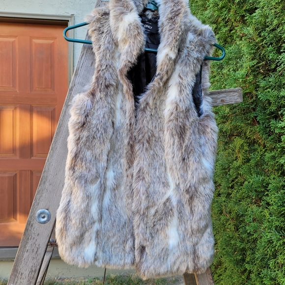 Only faux fur vest - Picture 5 of 9